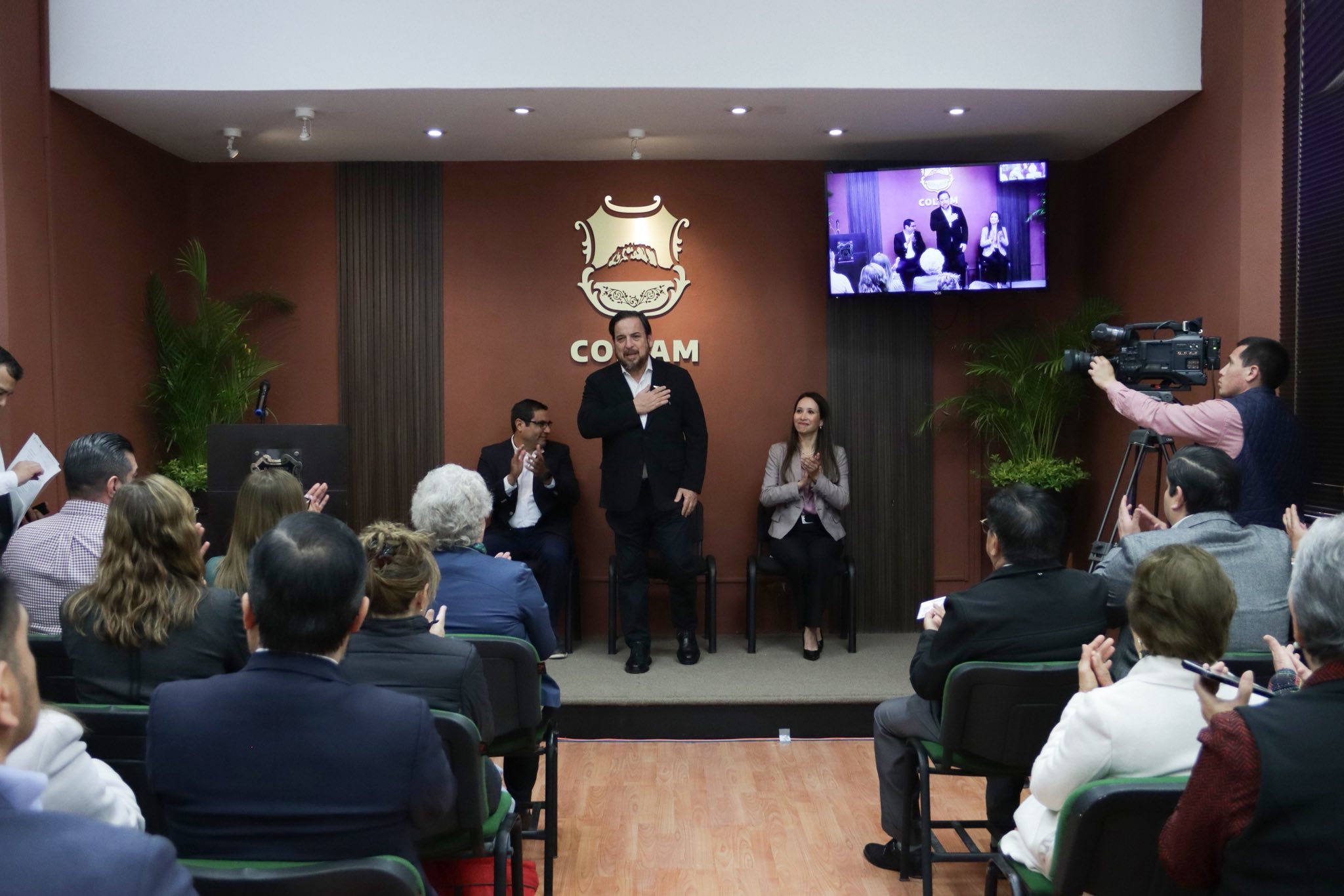 ACOMPAÑA DIRECTOR DEL CETE AL SECRETARIO DE EDUCACIÓN EN PRESENTACIÓN DE LIBRO. 📕