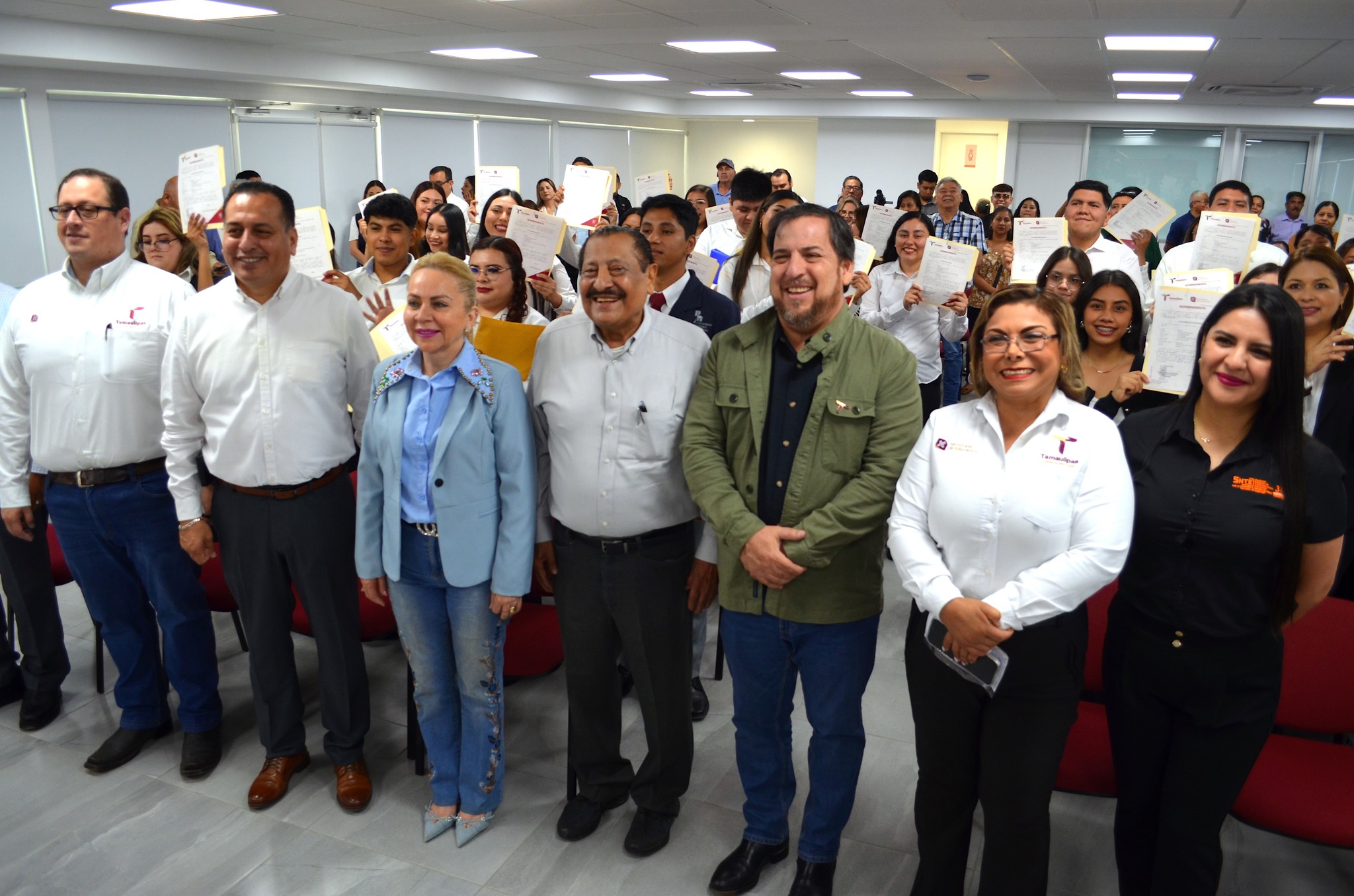 El secretario de Educación de Tamaulipas, Miguel Ángel Valdez García, entregó 41 nombramientos oficiales para docentes de nuevo ingreso de Educación Básica, en evento celebrado en las oficinas centrales de la SET.